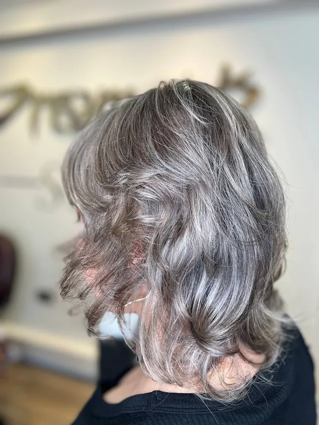 Silver-grey layers with a loose wave
